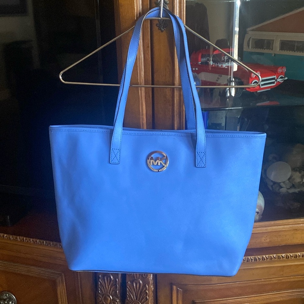 Gorgeous Michael Kors tote 💙